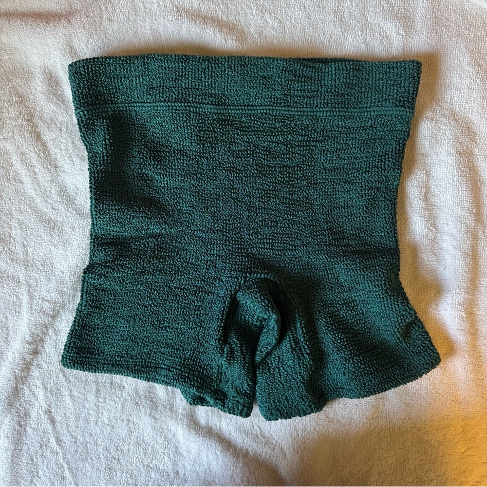 Bond-Eye Crinkle Biker Shorts in Jewel Green